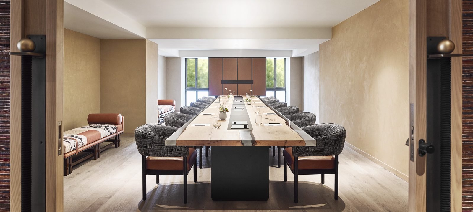 Sala de juntas Tsuki con una mesa larga de madera
