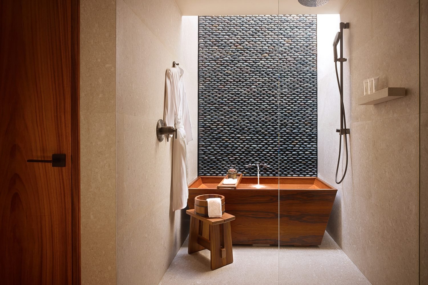 Baño de piedra con regadera de lluvia