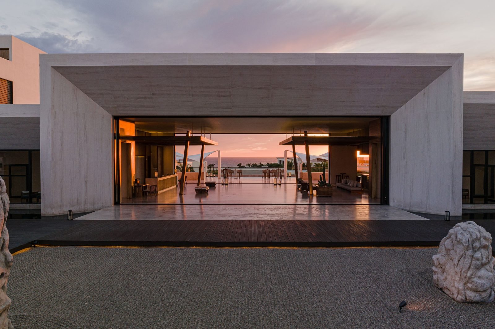 La entrada del hotel enmarcando el atardecer