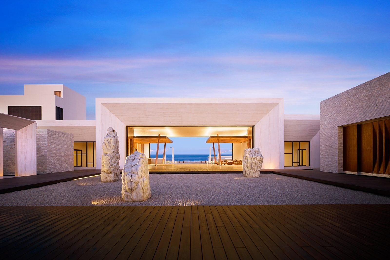 La entrada al atardecer