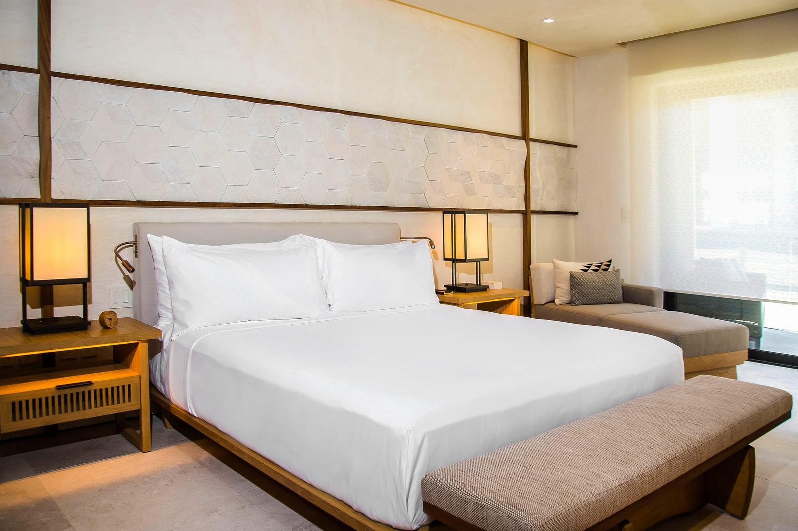 Habitación con cama king y vista al mar