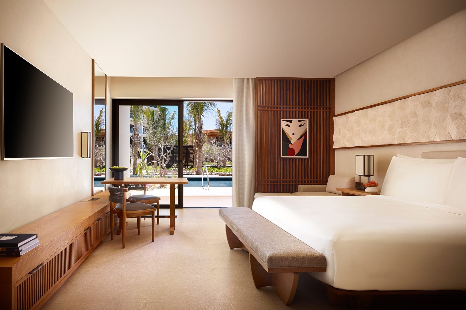 Habitación con cama king y ventanal hacia el jardín