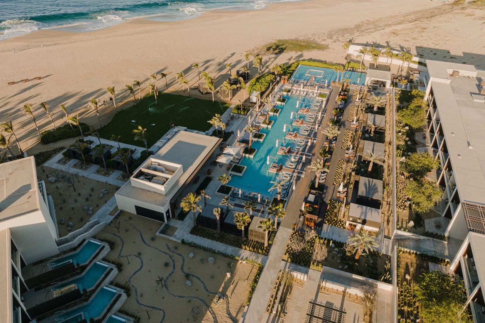El hotel desde el aire, junto a la playa