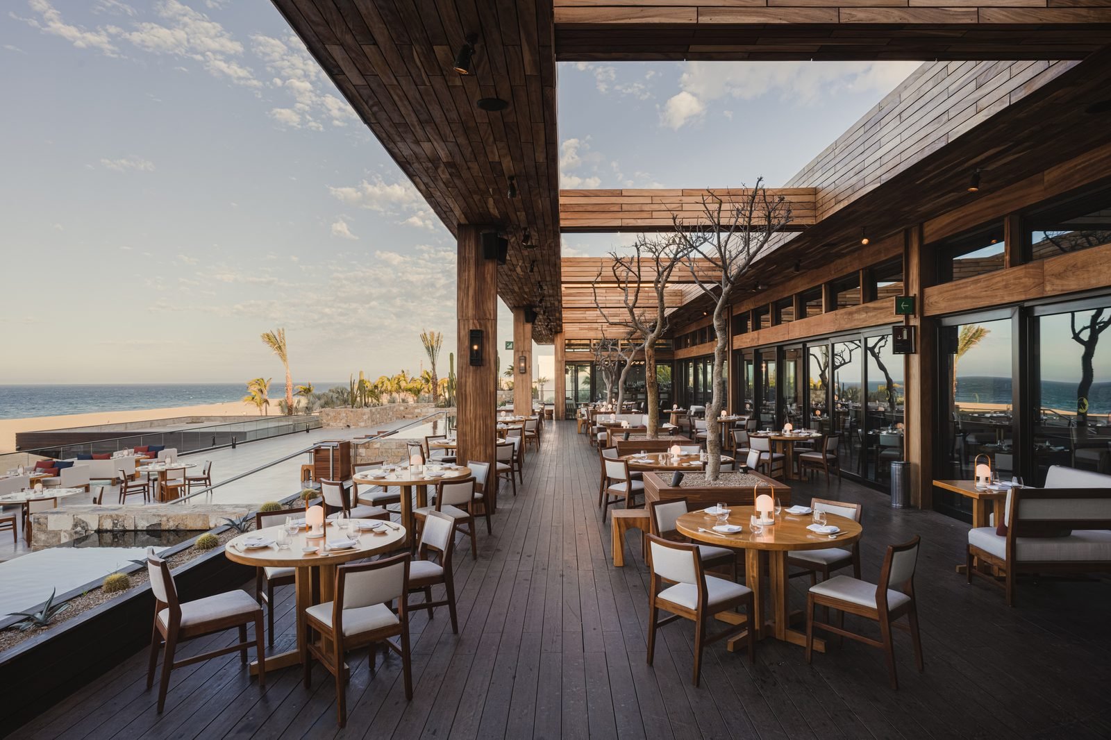 Terraza de restaurante de madera con vista al mar
