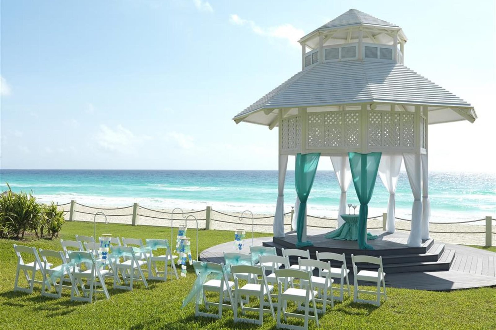 Quiosco blanco para bodas frente al mar