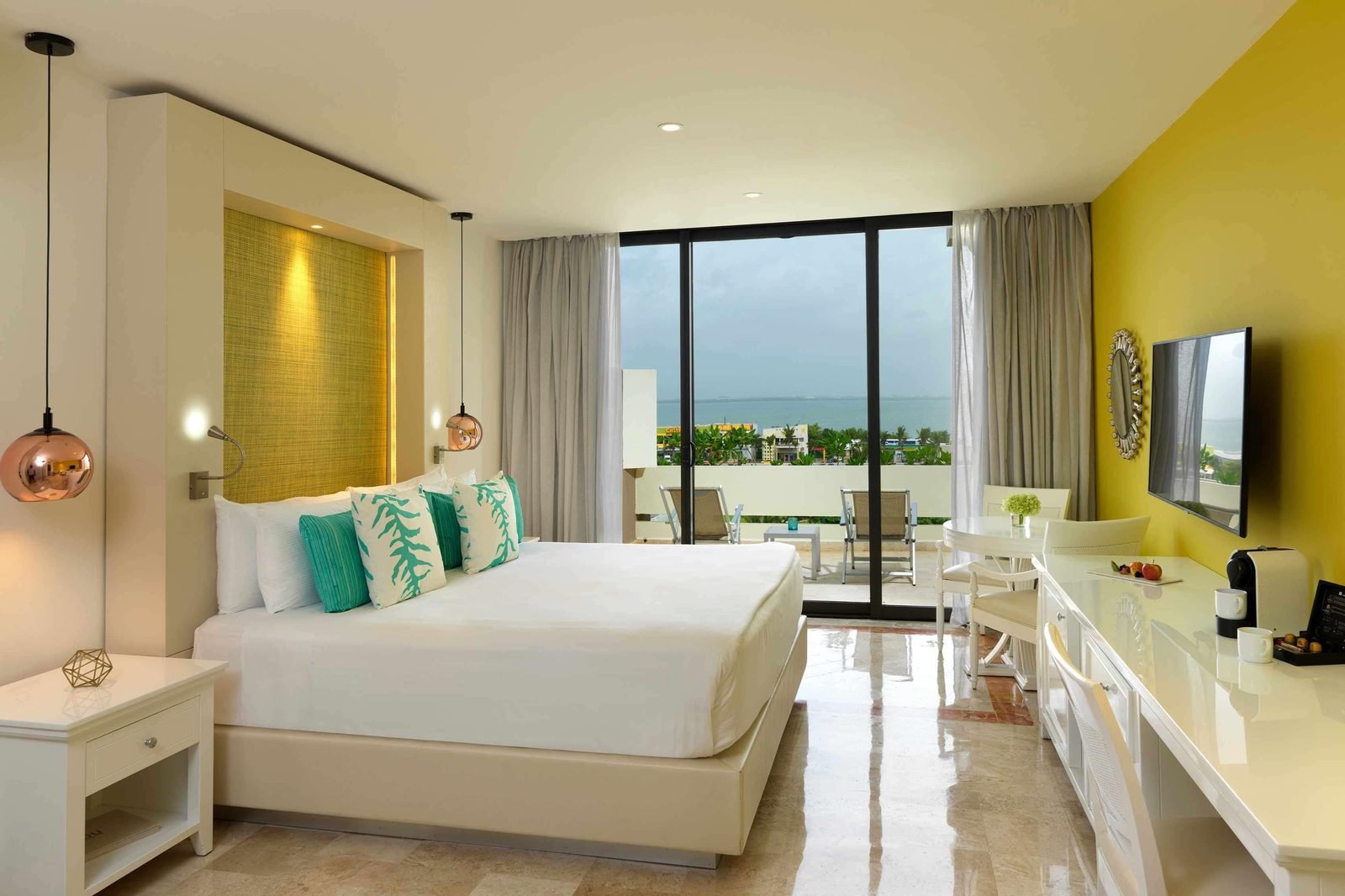 Habitación con cama king y balcón al mar