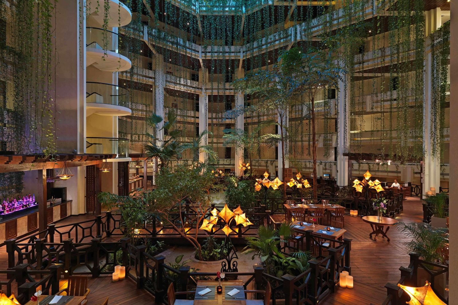 El jardín interior bajo la pirámide, con plantas y restaurantes