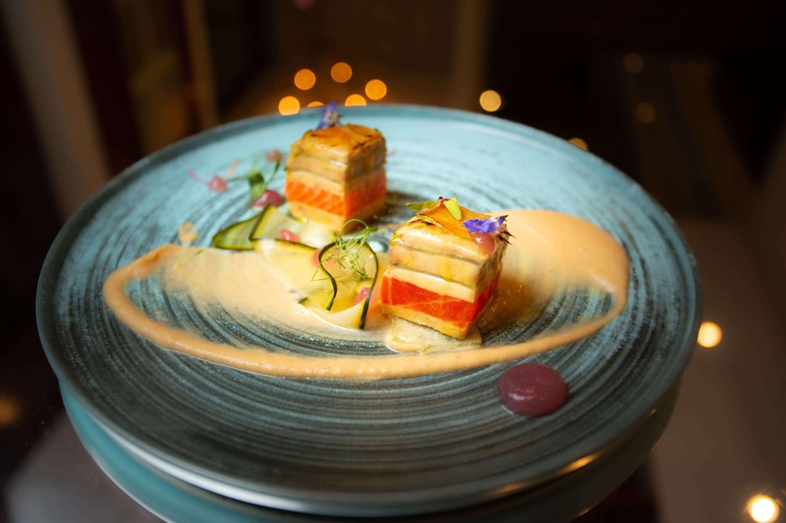 Postre de capas servido en un plato azul
