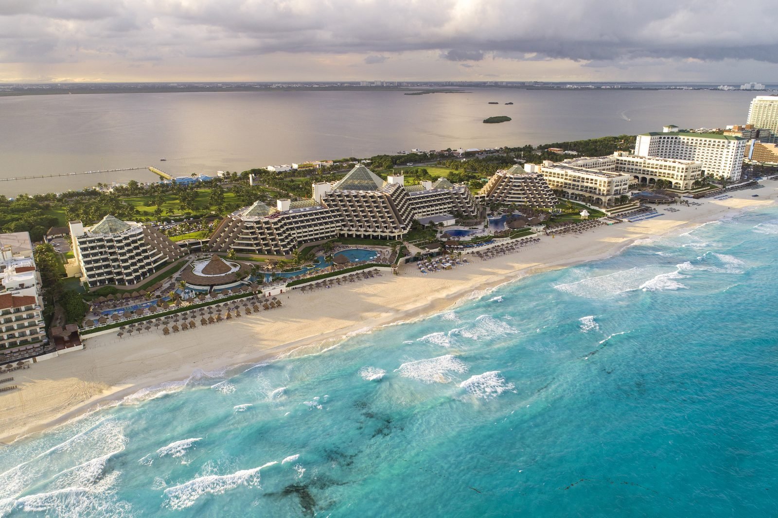 Paradisus Cancún desde el aire, con su playa larga y el mar turquesa