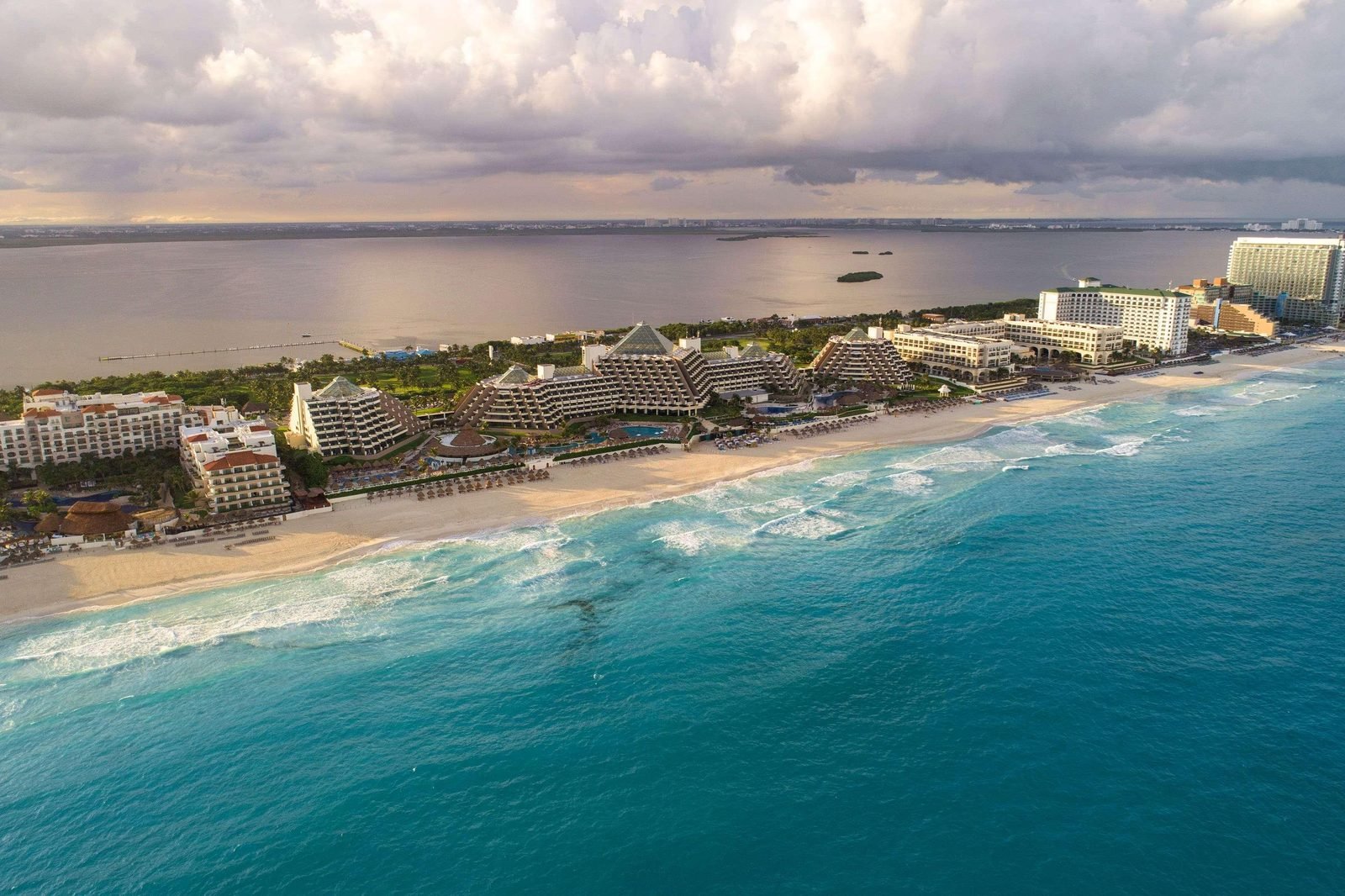 La playa frente al hotel