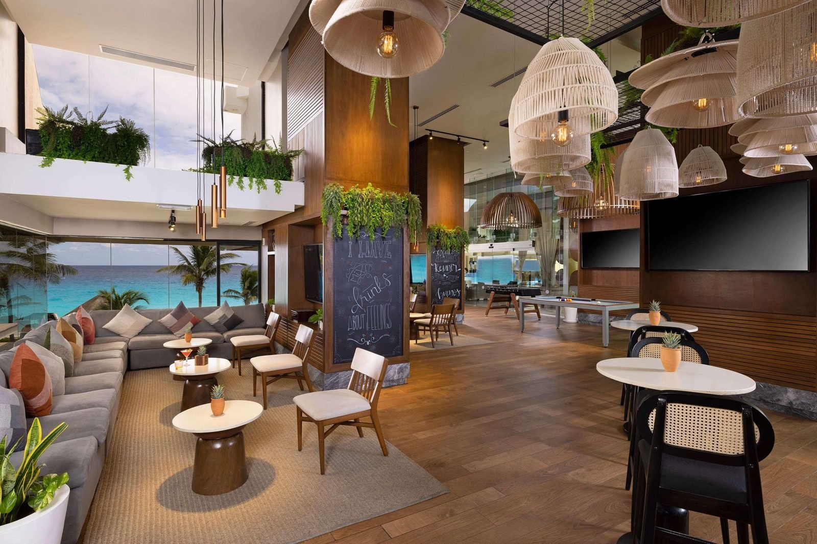 Restaurante con lámparas de mimbre y vista al mar