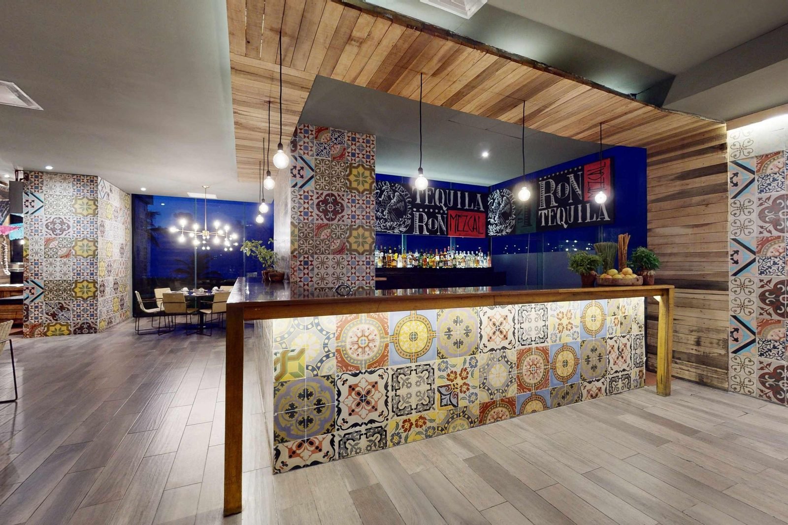 Restaurante con mosaicos de talavera y barra de colores