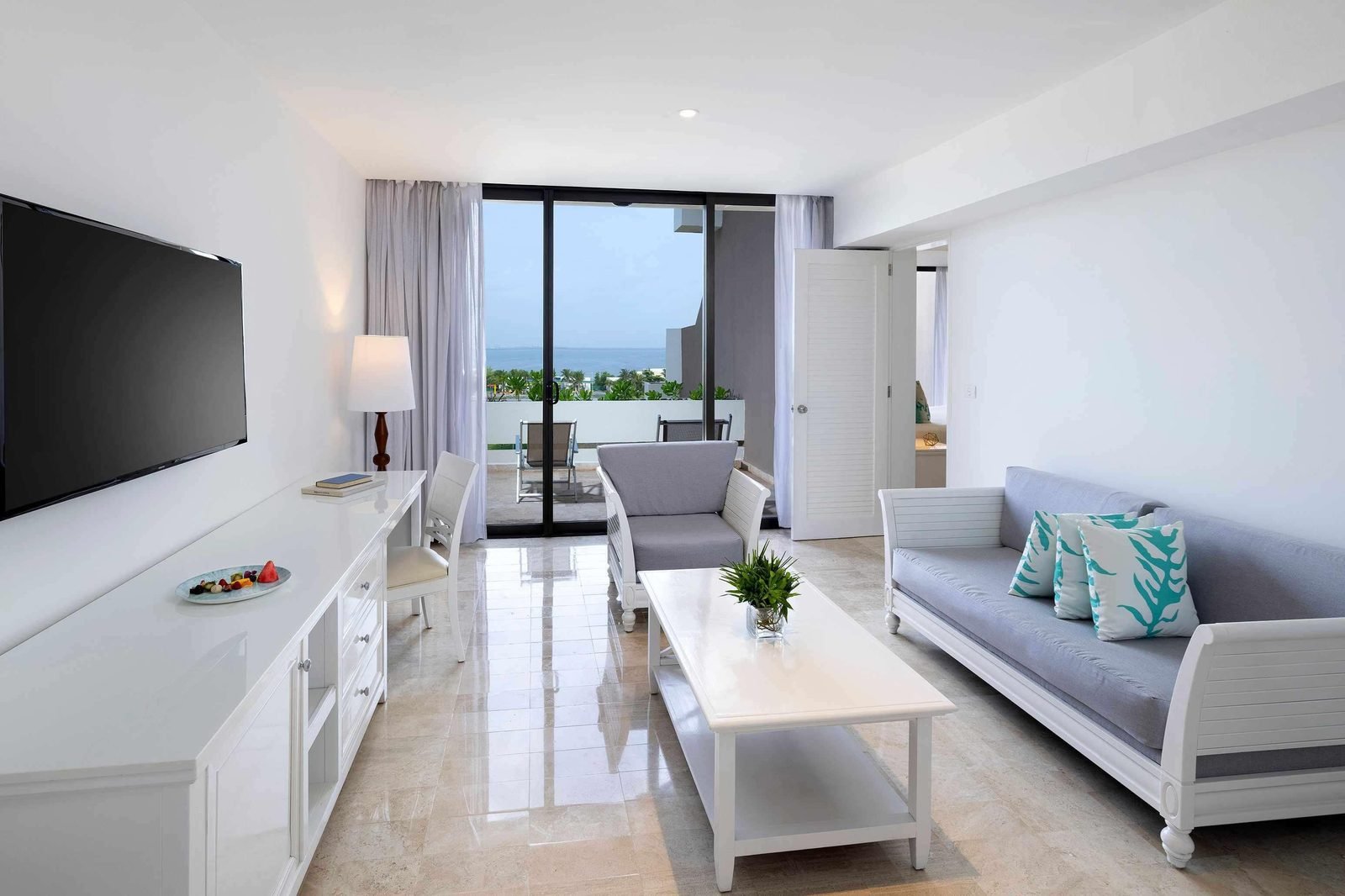 Sala de una suite con sofá y ventanal