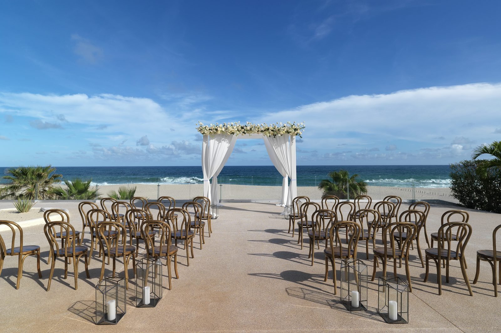 Altar de boda en la playa con sillas de madera