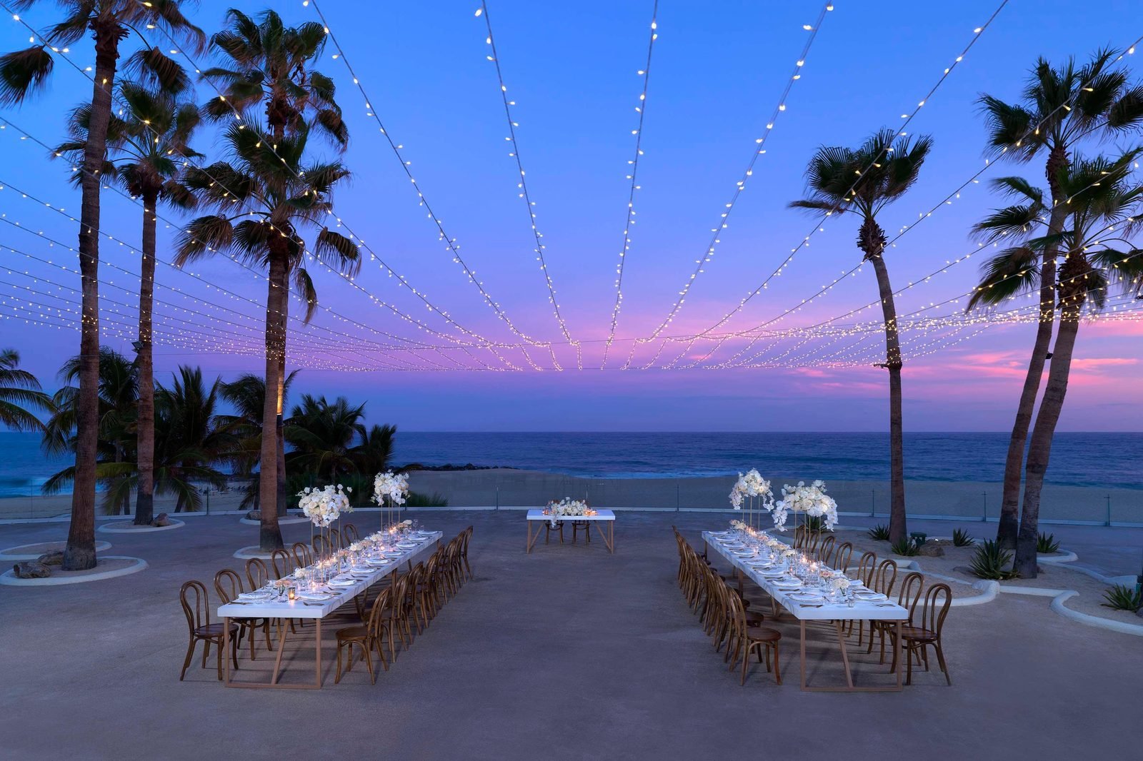 Mesas de cena en la playa