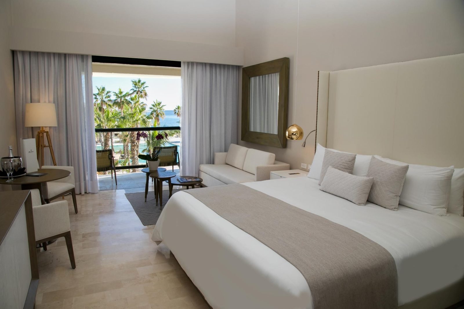 Habitación con cama king y terraza
