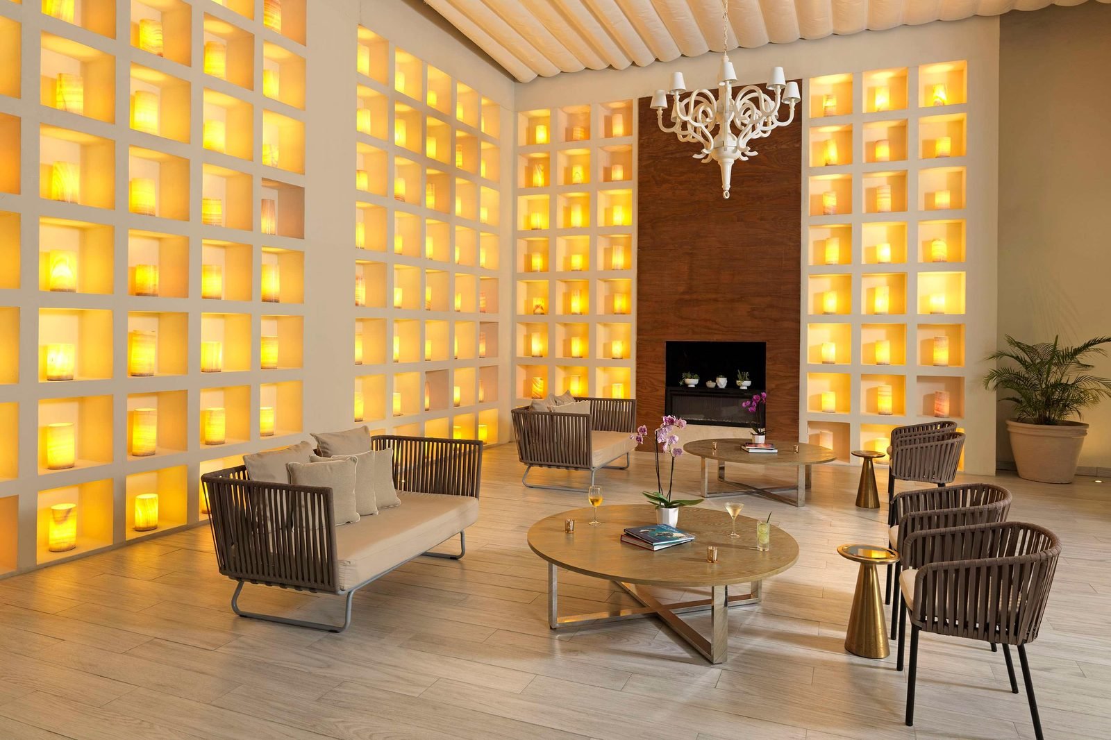 Bar del lobby con chimenea y muro iluminado