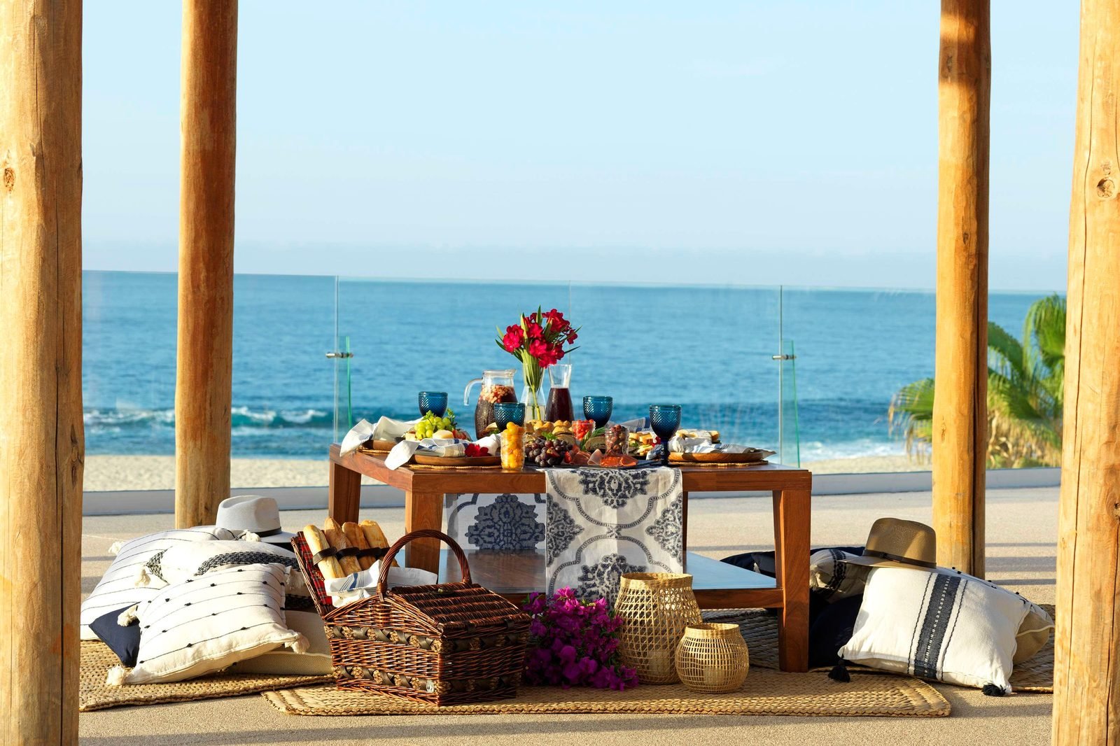 Picnic con cojines frente al mar