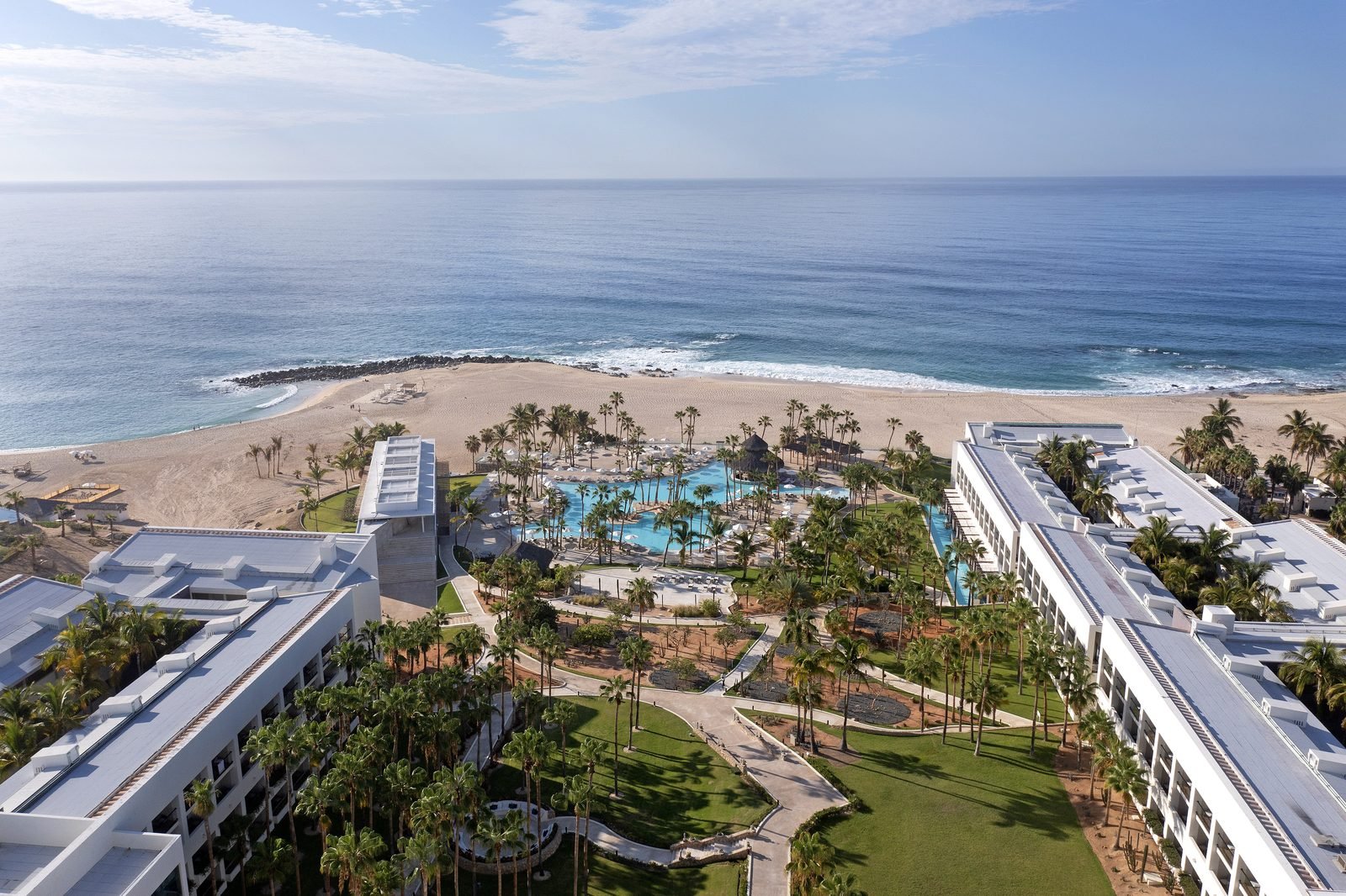 La playa y el hotel desde el aire