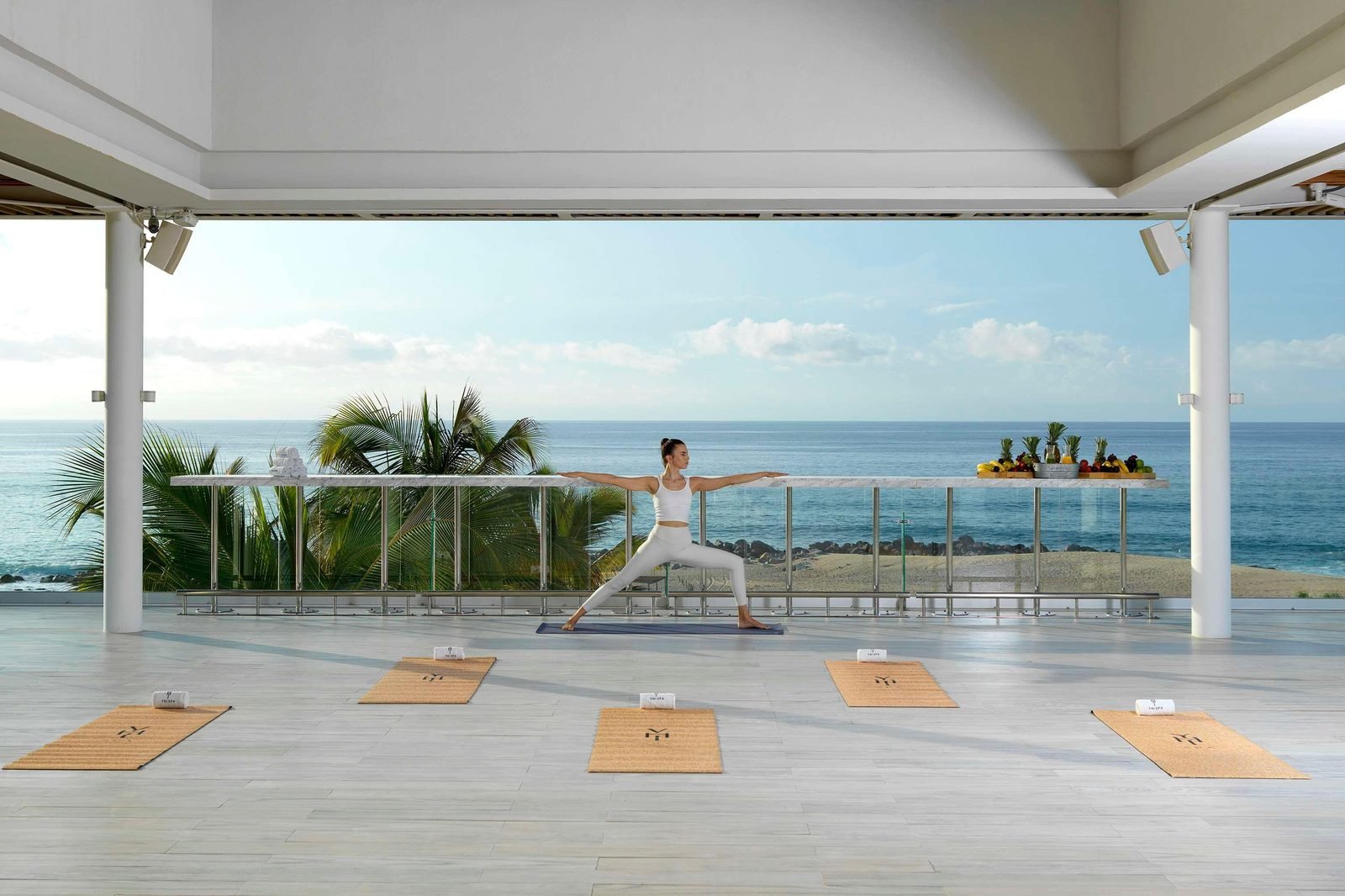 Clase de yoga en una terraza frente al mar