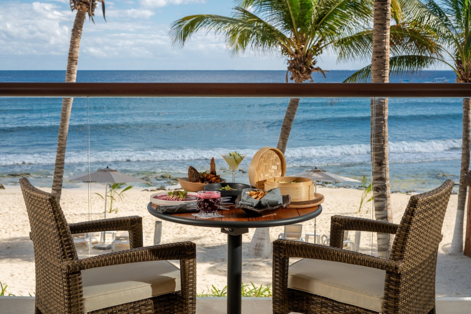 Desayuno en la terraza de una suite, con la playa enfrente