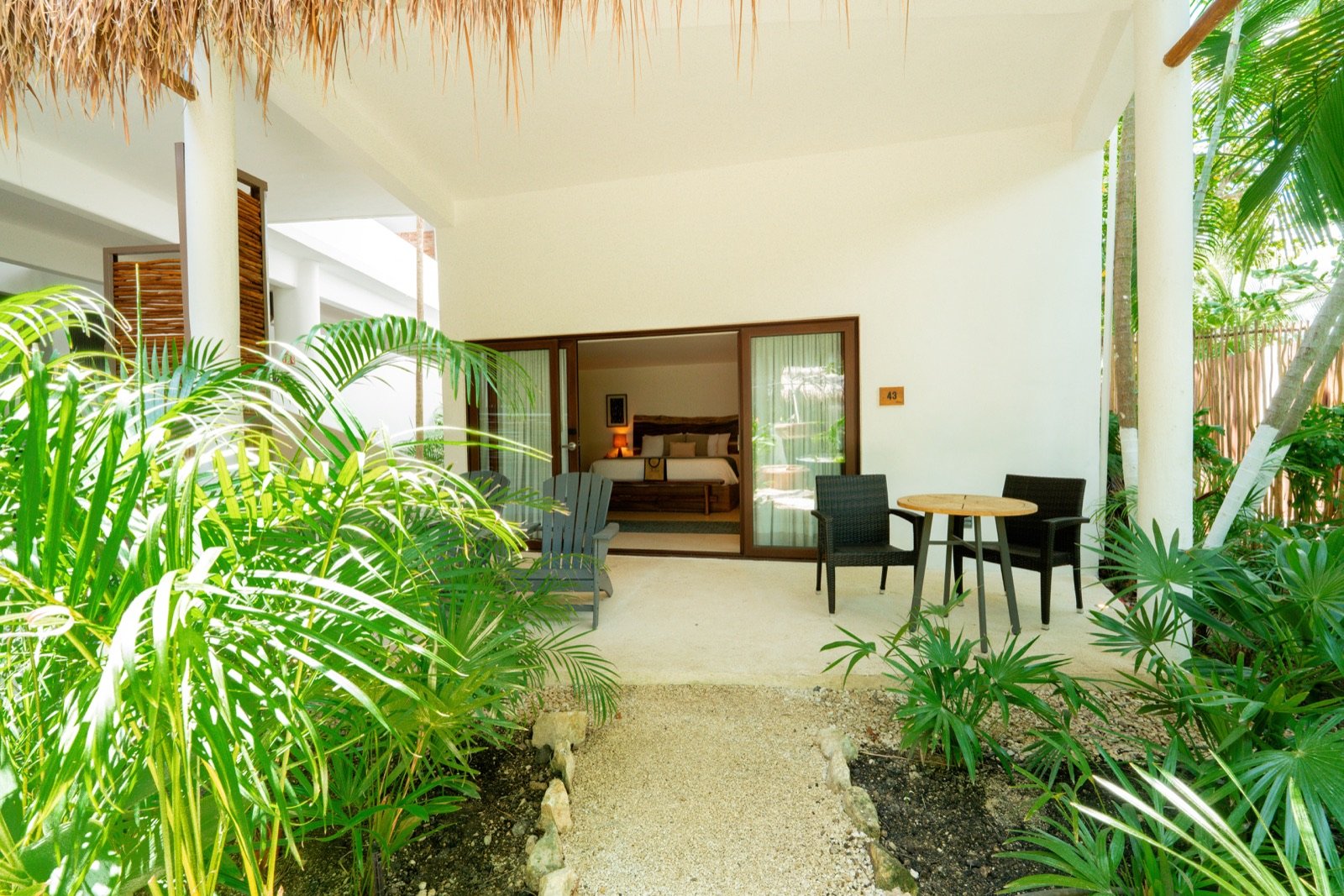 Habitación con terraza que da a un jardín tropical