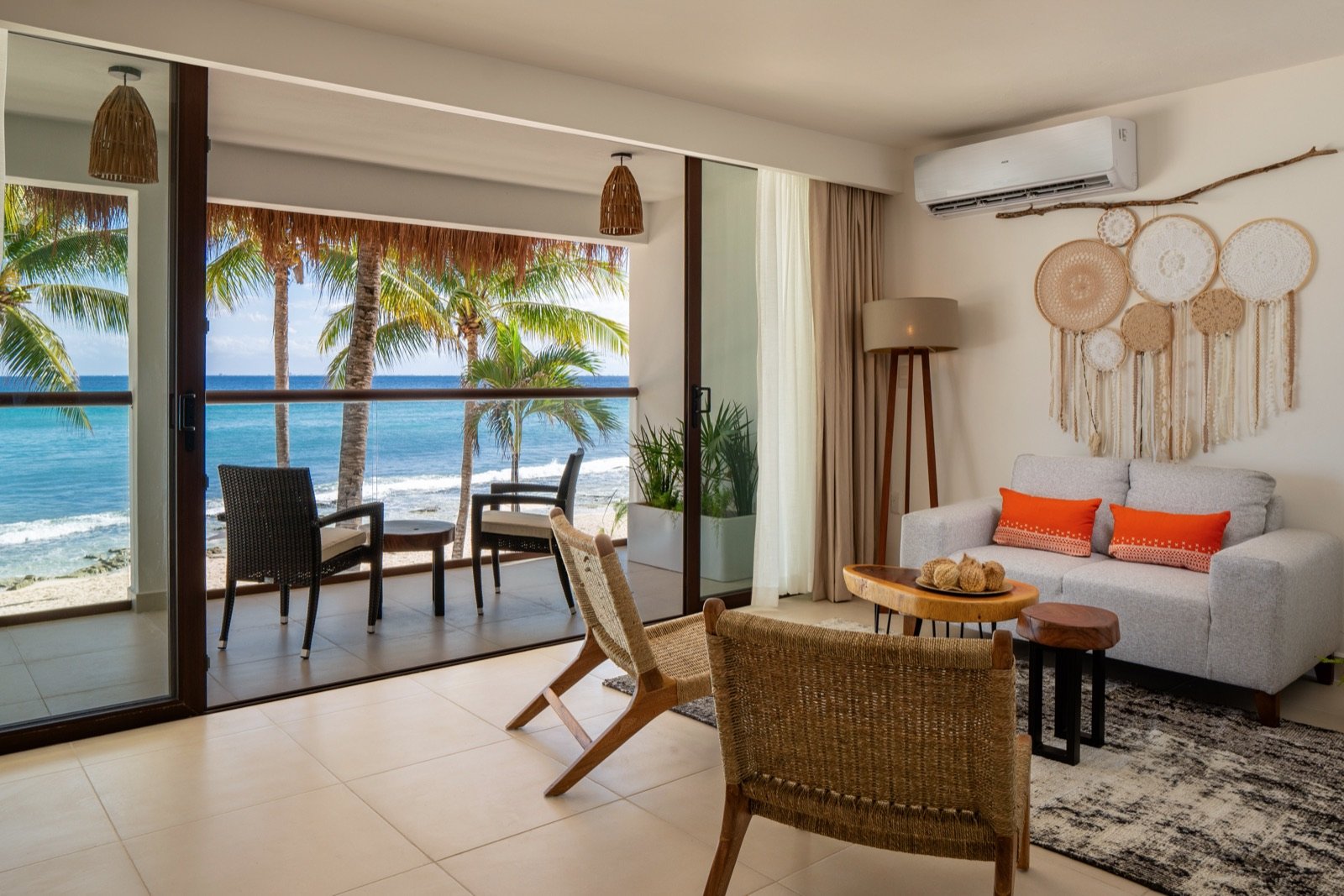 Sala de la Presidential Suite con ventanales hacia el mar