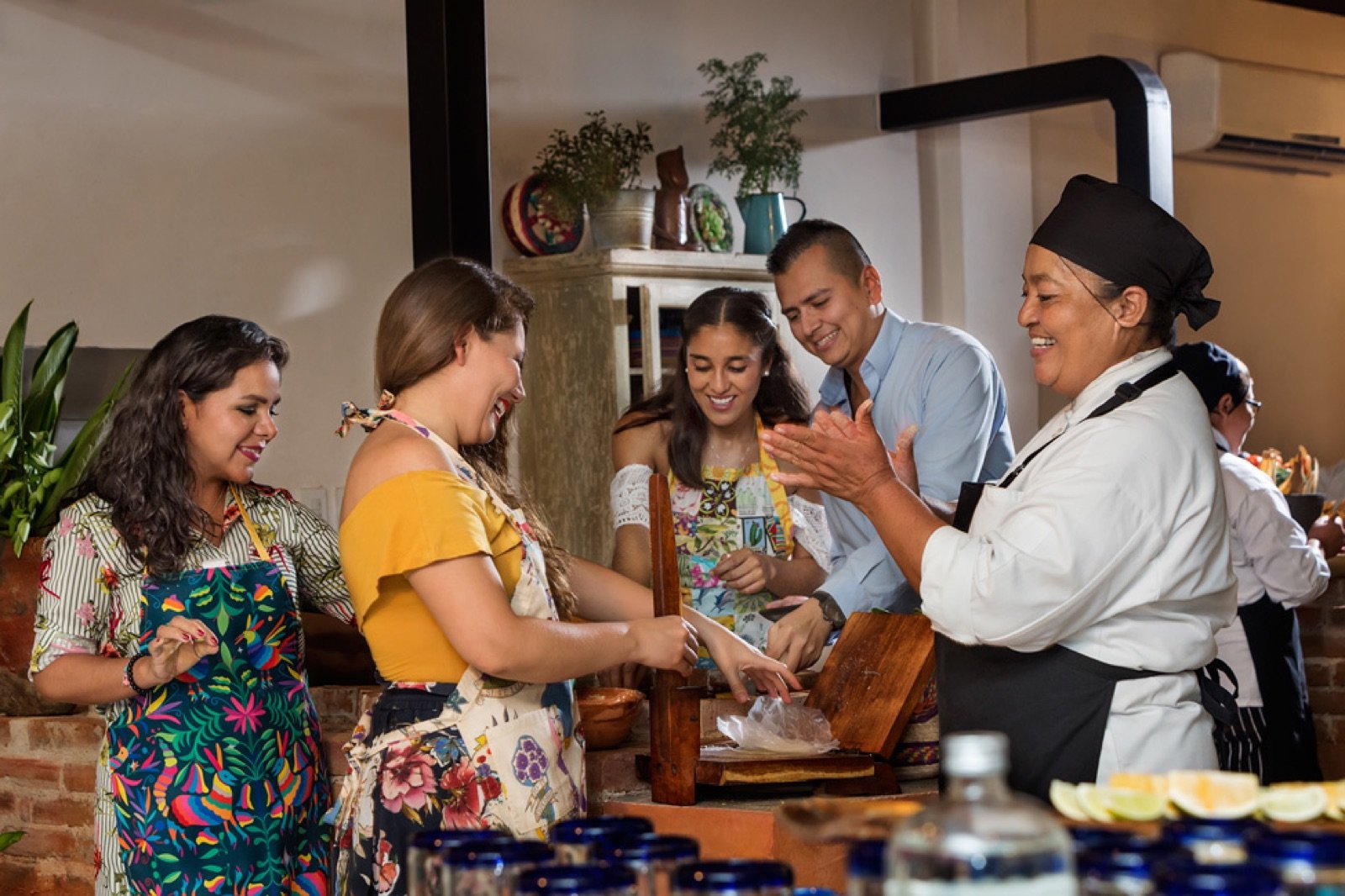 Una chef enseña a cocinar a un grupo de huéspedes