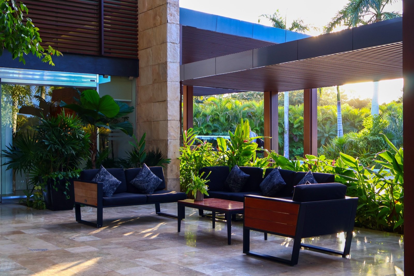Salas al aire libre entre plantas tropicales en el lobby