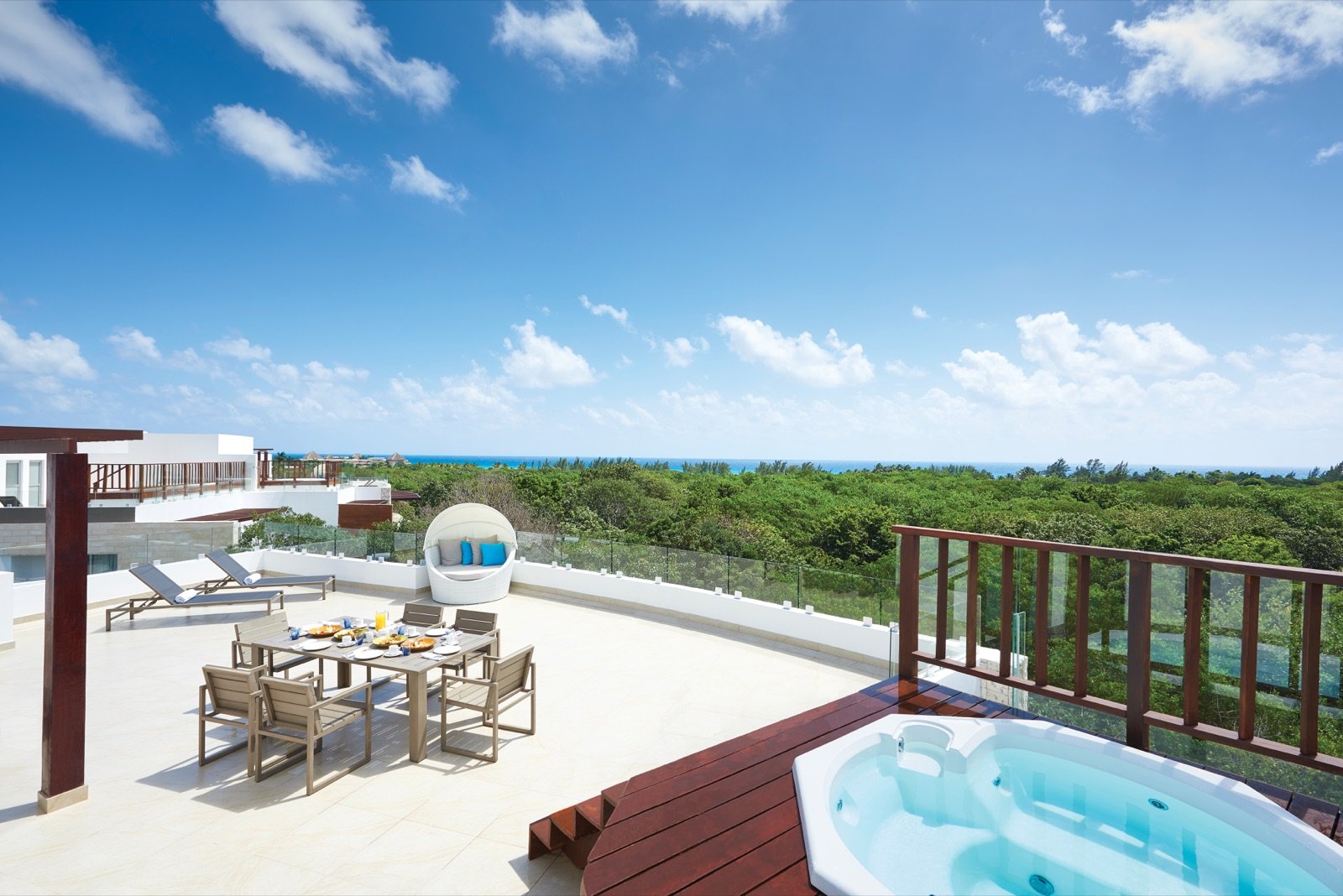 Jacuzzi en la azotea de un penthouse con vista a la selva y al mar