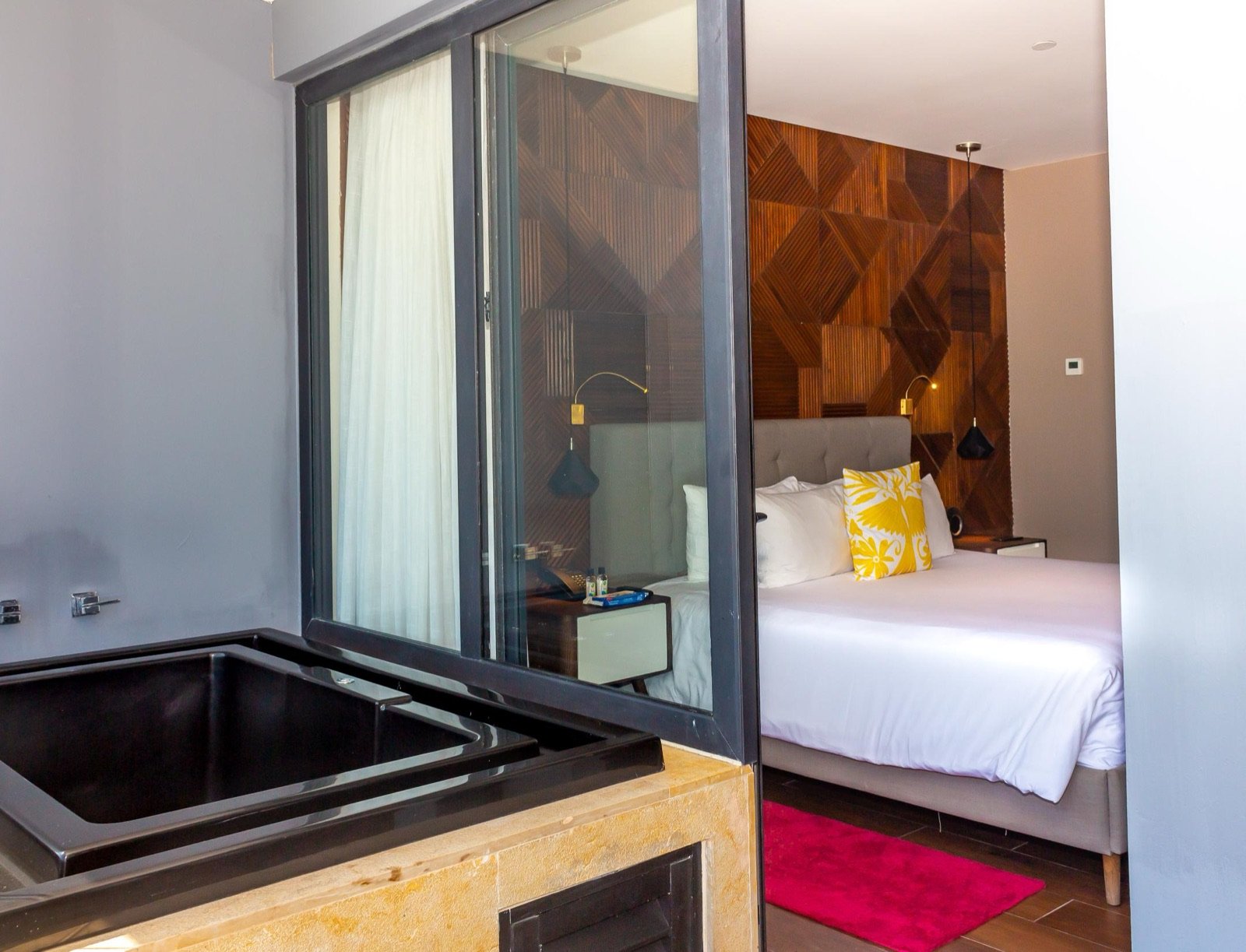 Jacuzzi en el balcón de una suite