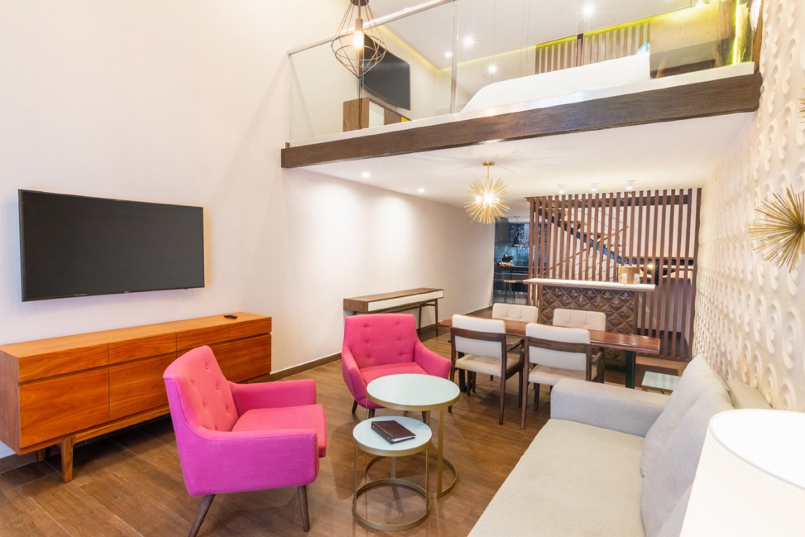 Suite tipo loft con sala en doble altura y recámara en el tapanco