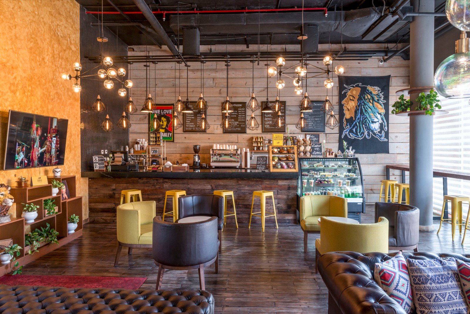 El Marley Coffee del hotel, con sillones y bancos amarillos