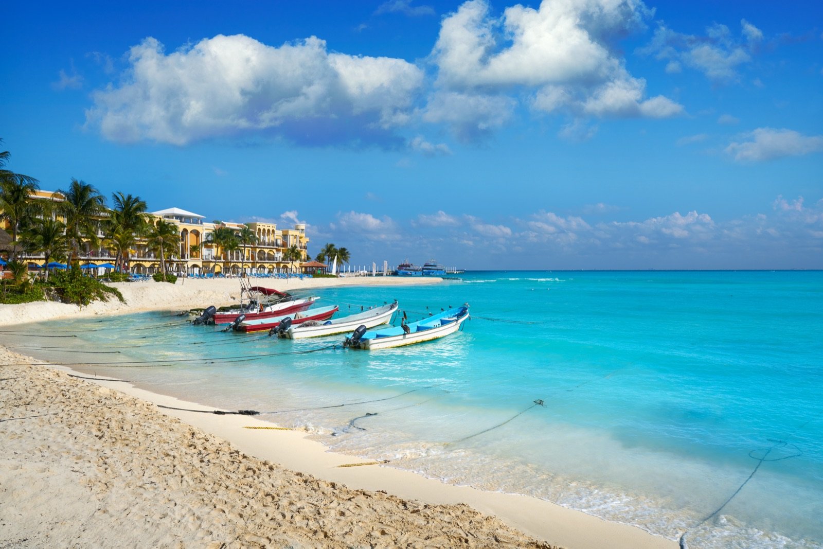 La playa de Playa del Carmen con lanchas de pescadores y agua turquesa