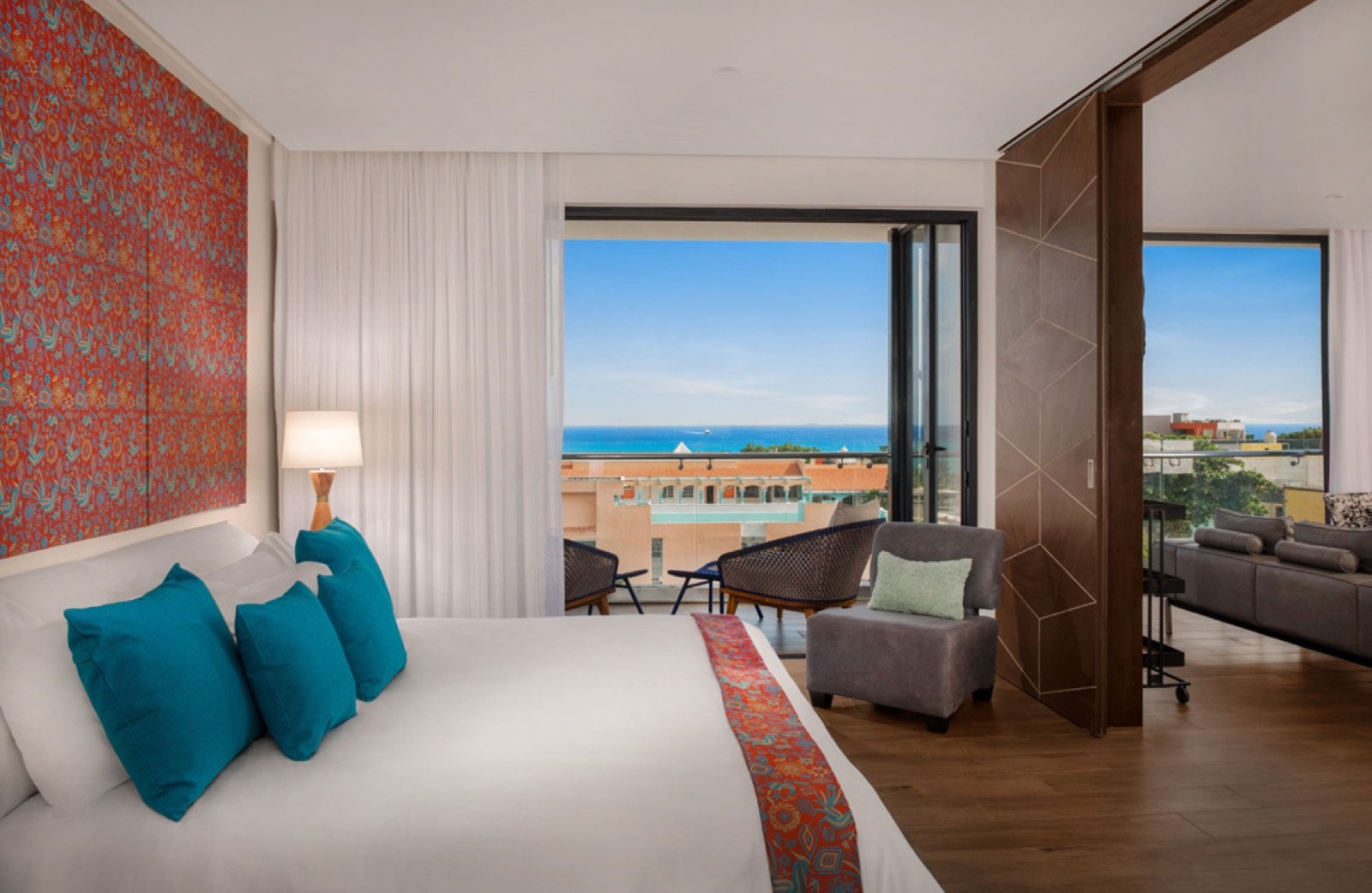 Penthouse presidencial con cama king size y ventanales hacia el mar