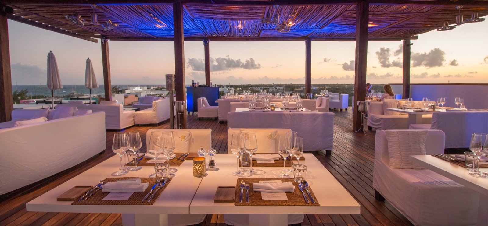 El restaurante del rooftop al anochecer