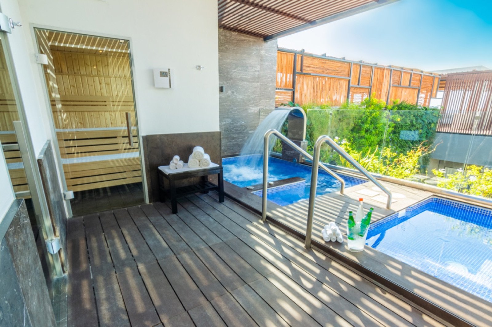 La alberca de hidroterapia del spa, con chorro de agua, regadera y sauna