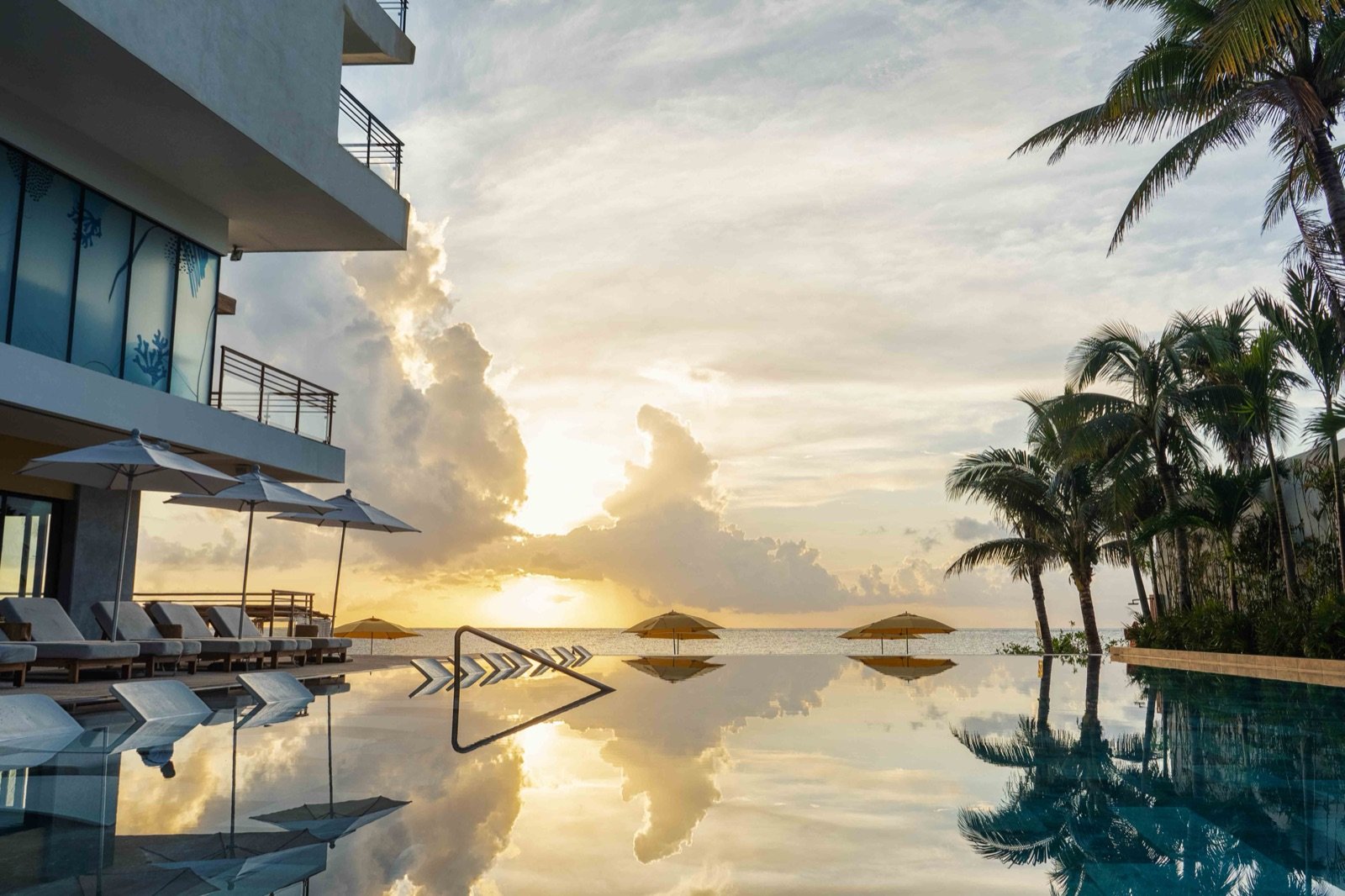 El amanecer reflejado en la alberca infinita frente al mar