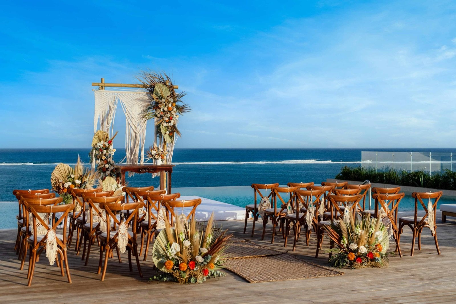 Montaje de boda en el rooftop con flores y vista al mar