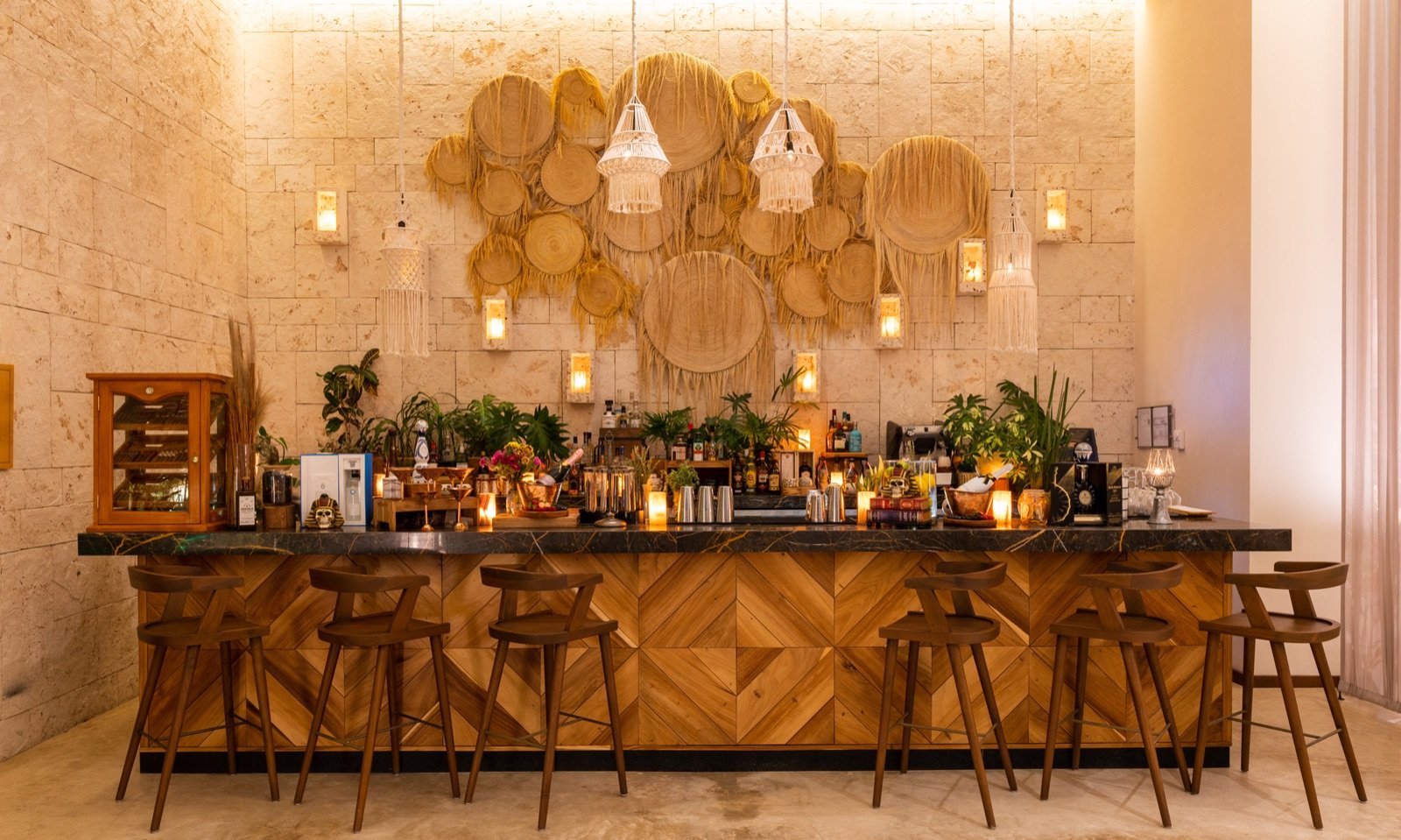 El lobby bar Manglar con su barra de madera y velas
