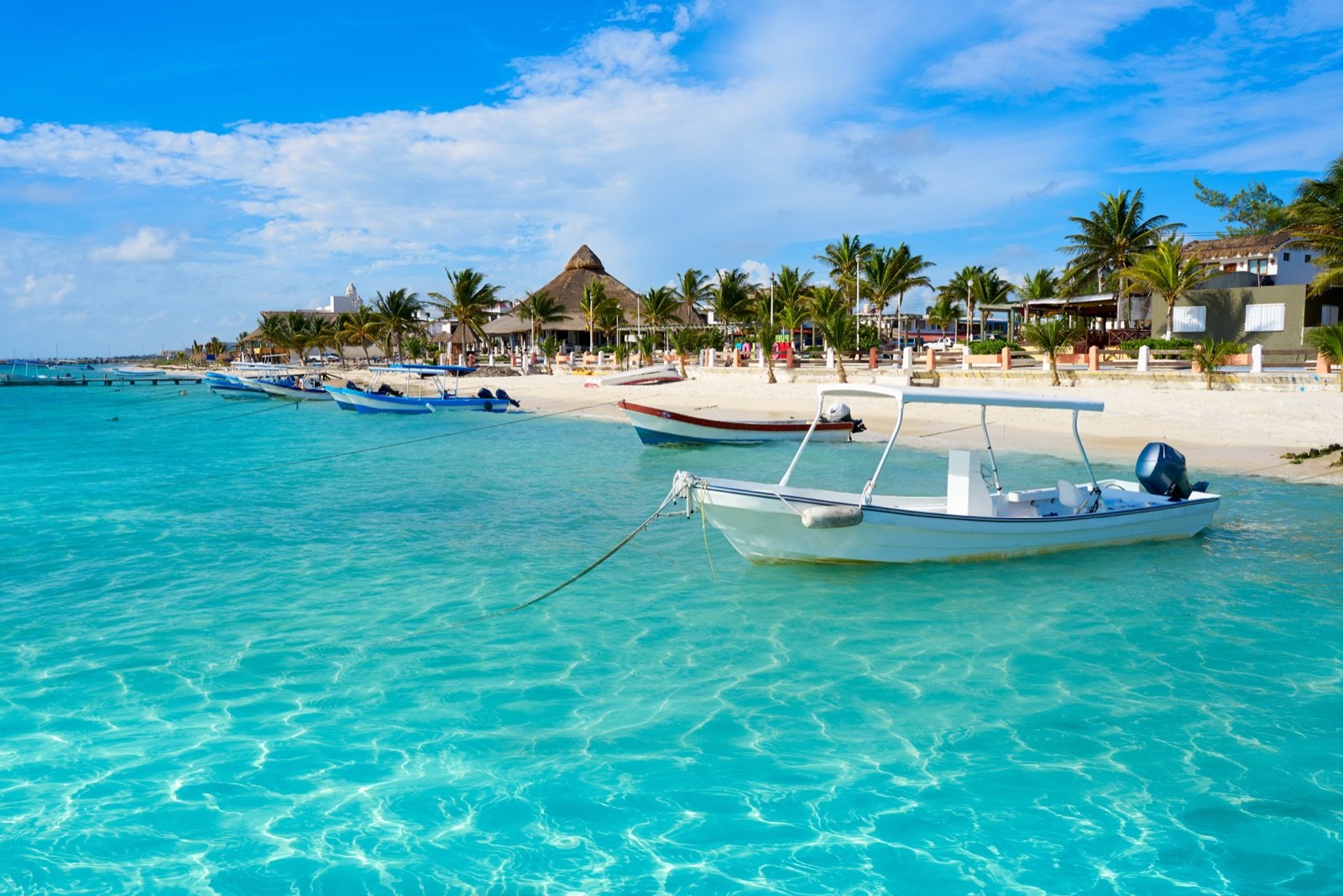 Lanchas de pescadores en el agua turquesa de Puerto Morelos