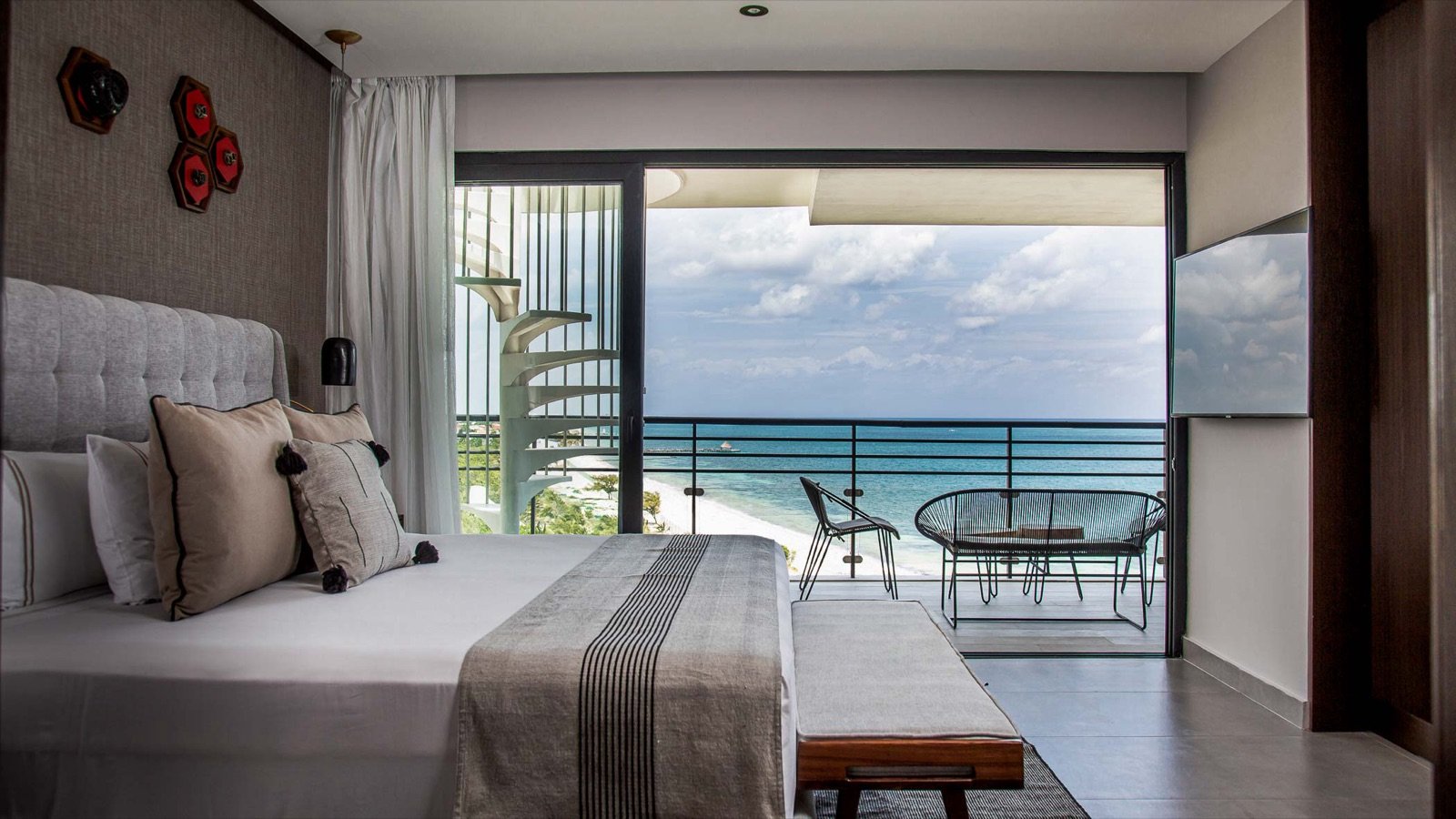 Recámara con cama king size y ventanal hacia el balcón y el mar