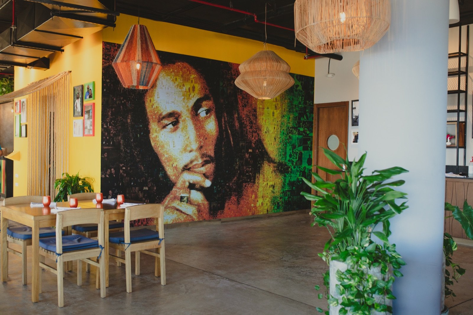 El restaurante RoMarley con un mural de Bob Marley