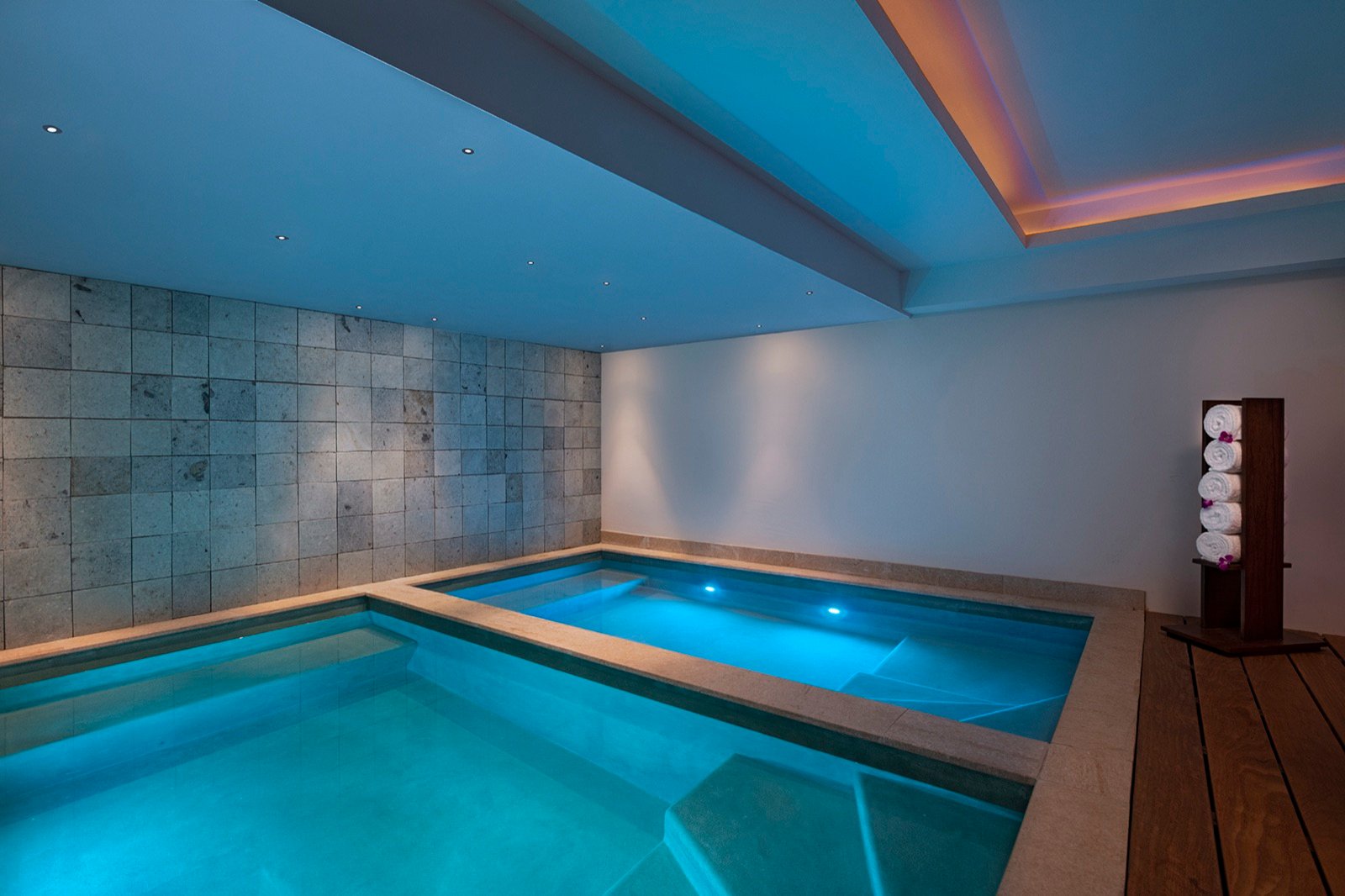 La alberca de hidroterapia del spa con luz tenue