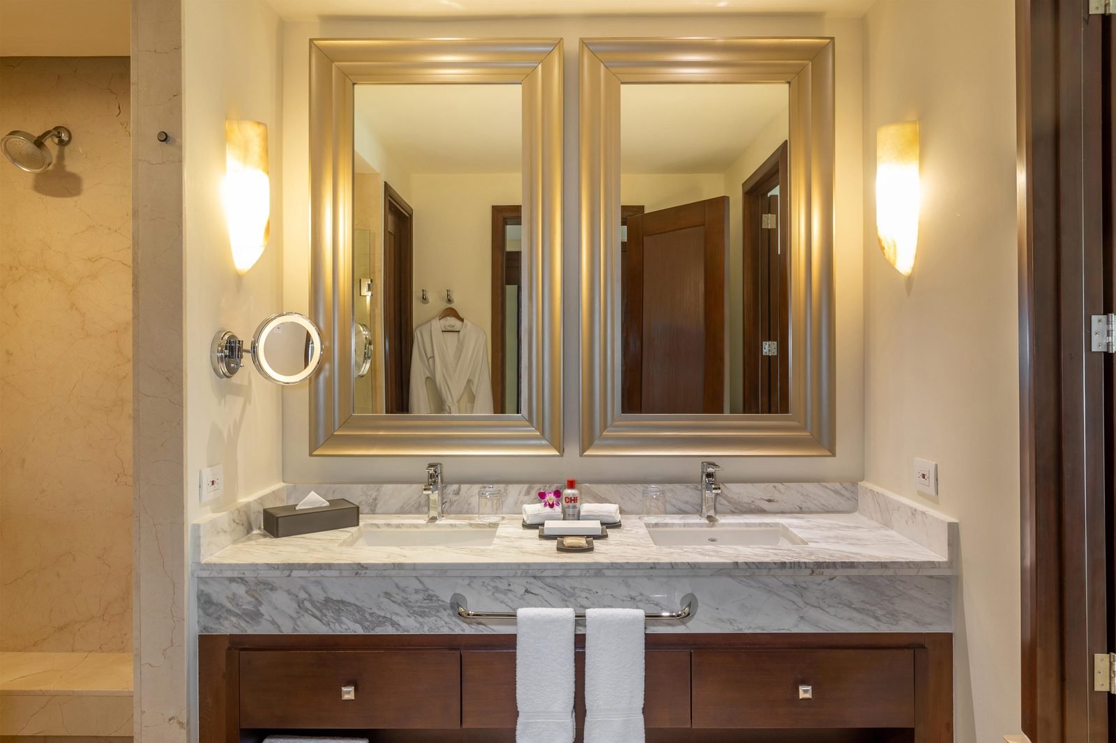 Baño de mármol con doble lavabo y espejo
