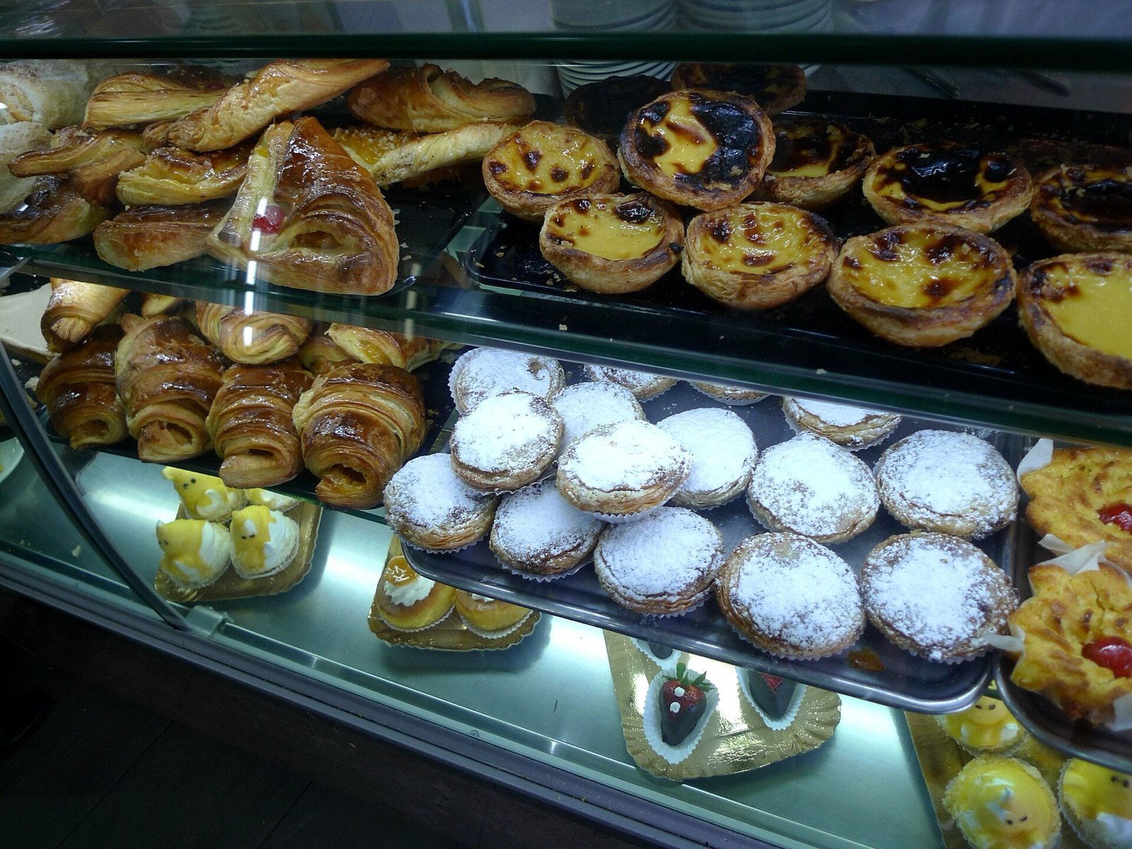 La vitrina de Pastéis de Belém, con pasteles de nata y otros panes