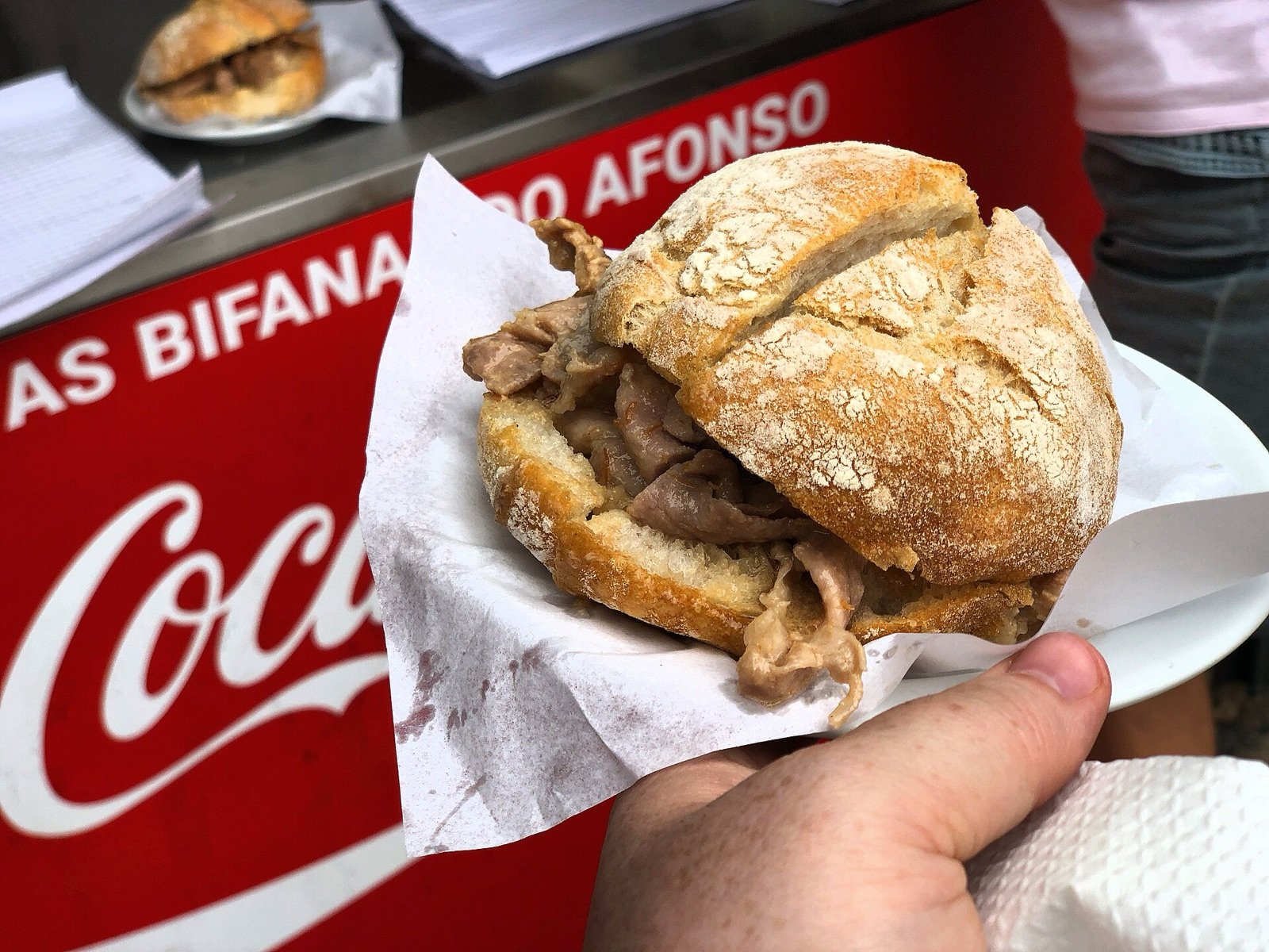 Una bifana en su pan, recién servida en As Bifanas do Afonso