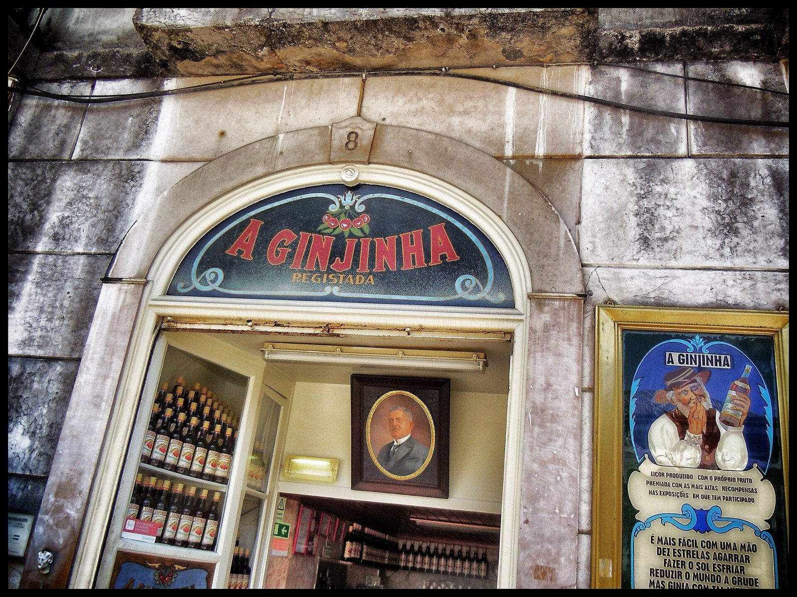 La entrada de A Ginjinha, en el Largo de São Domingos