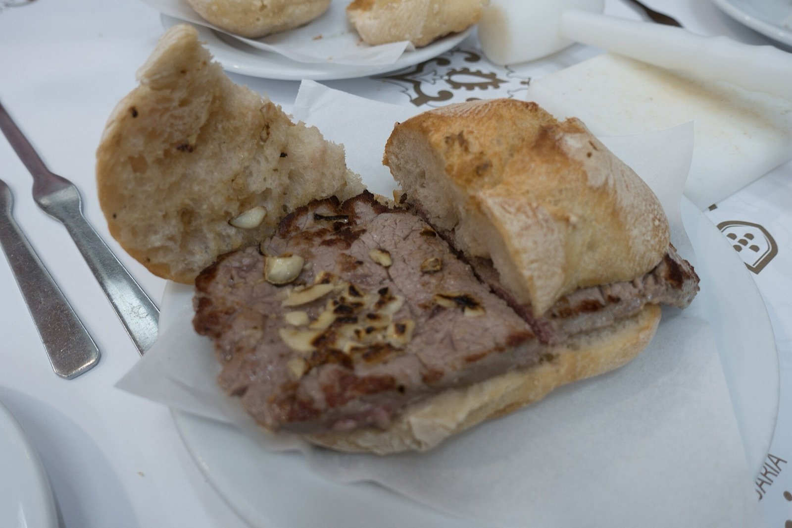 Un prego, el sándwich de bistec que en Ramiro se pide de postre