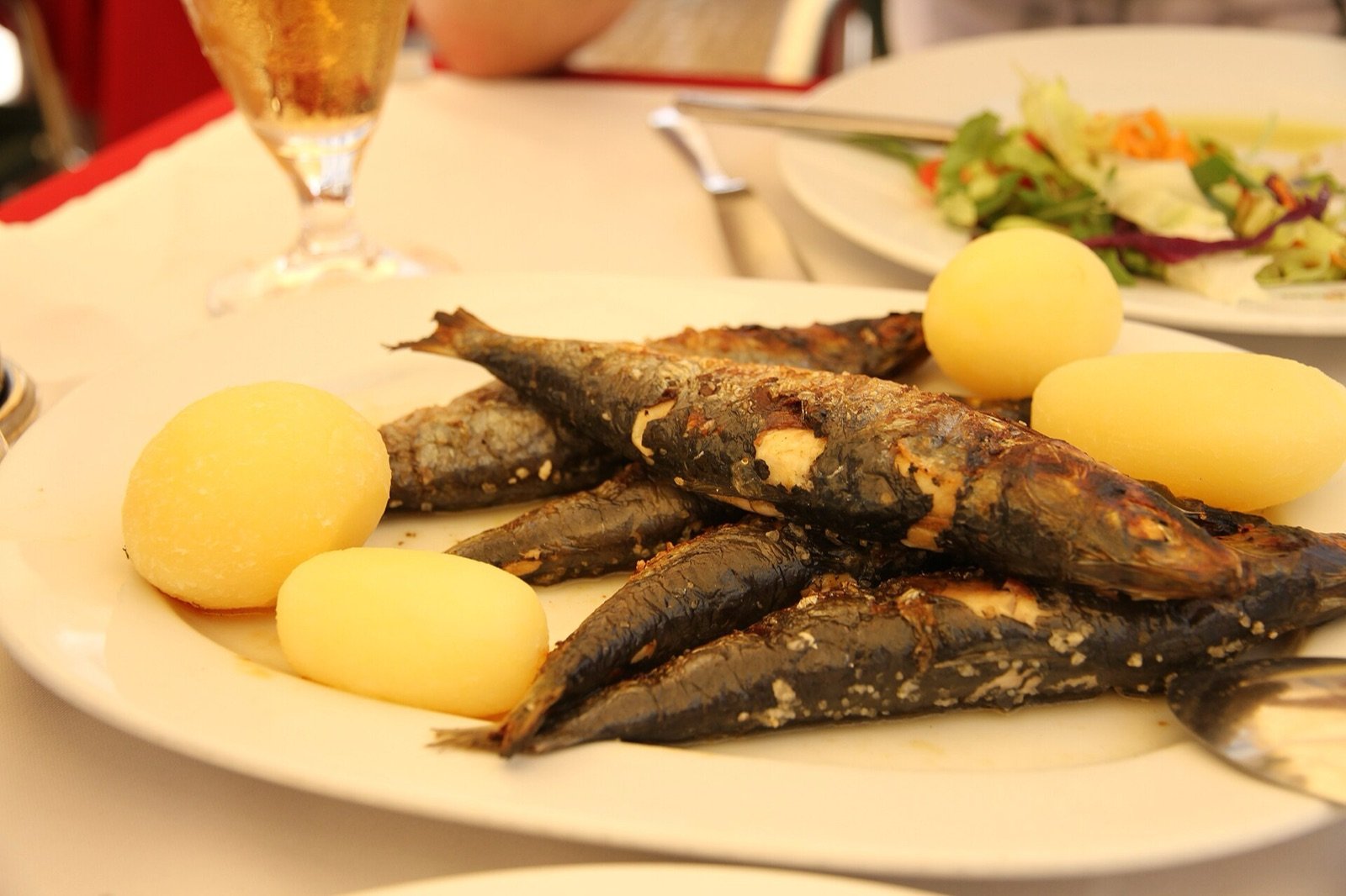Sardinas asadas con papas cocidas